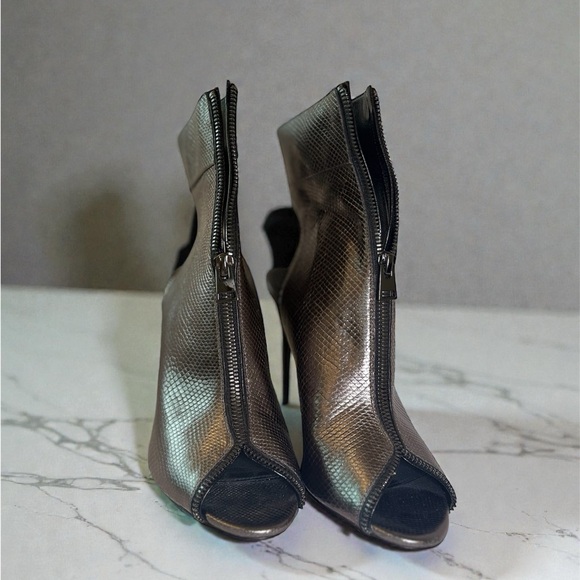 Elegant Tom Ford Black Peep-Toe Ankle Boots woman’s size 8 - Picture 2 of 2